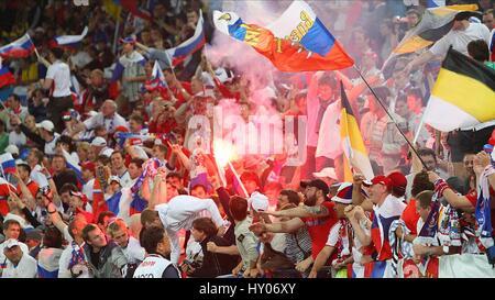 Fan russi festeggiano la Russia V SVEZIA TIVOLI NEU INNSBRUCK AUSTRIA 18 Giugno 2008 Foto Stock