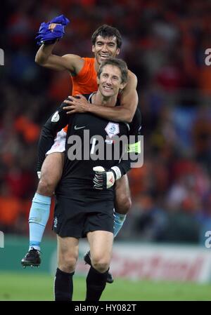 GIOVANNI VAN BRONCKHORST & EDW HOLLAND V FRANCIA STADE DE SUISSE di Berna Svizzera 13 Giugno 2008 Foto Stock