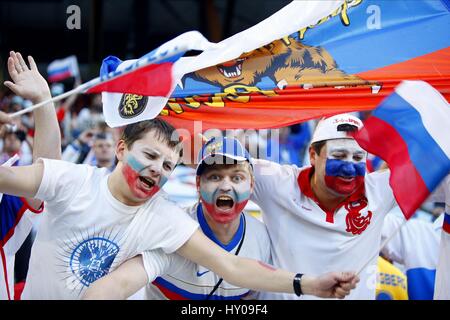 Gridando fan russi RUSSIA V SVEZIA TIVOLI NEU INNSBRUCK AUSTRIA 18 Giugno 2008 Foto Stock