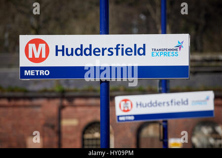 Stazione ferroviaria building interior, Huddersfield Town Center di un grande mercato comune metropolitan borough Kirklees, West Yorkshire, Inghilterra. Regno Unito. Foto Stock