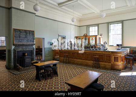 Stazione ferroviaria Edificio esterno, Huddersfield Town Center di un grande mercato comune metropolitan borough Kirklees, West Yorkshire, Inghilterra. Regno Unito. Foto Stock