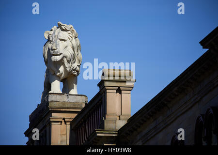 Esterno Lion Arcade John William Street, Huddersfield Town Center di un grande mercato comune metropolitan borough Kirklees, West Yorkshire, Inghilterra. Regno Unito. Foto Stock