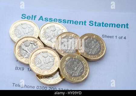 Le imposte sul reddito Self Assessment form con nuovo 2017 libbra di monete Foto Stock