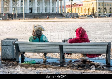 Giovane vestito in costume riposo su una panchina di fronte alla vecchia Borsa in San Pietroburgo, Russia. Foto Stock