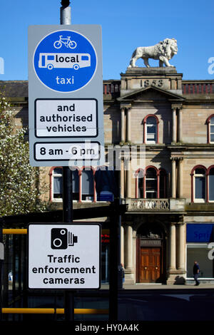 Corsia degli autobus segni Huddersfield Town Center di un grande mercato comune metropolitan borough Kirklees, West Yorkshire, Inghilterra. Regno Unito. Foto Stock