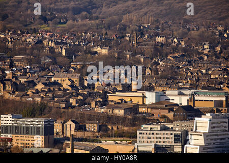 Vista dalla collina del castello di Huddersfield Town Center città mercato metropolitan borough Kirklees, West Yorkshire, Inghilterra. Regno Unito. Foto Stock