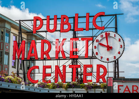 Il Mercato di Pike Place segno at Pikes Place Market a Seattle, Washington. Foto di stock di Pike Place Market segno contro sky. Foto Stock