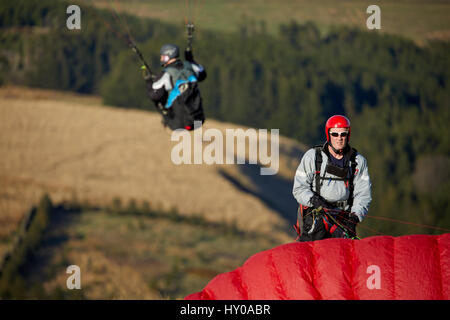 Parapendio in Holmfirth, Holme Valley, Kirklees, West Yorkshire, Inghilterra. Regno Unito. Foto Stock