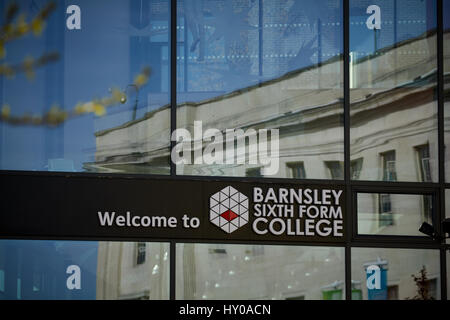 Barnsley Sixth Form College riflette il Municipio nella sua finestra, Barnsley Town Center, South Yorkshire, Inghilterra. Regno Unito. Foto Stock