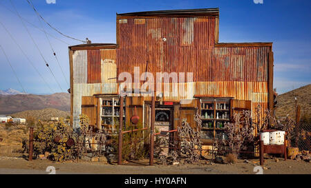 Questa arrugginita, stagno facciata edificio è attualmente la casa di un negozio di antiquariato nel salotto della città fantasma di Randsburg, California Foto Stock