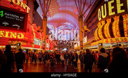 I turisti attraversare la strada al Fremont Street sulla Strip di Las Vegas di Notte Foto Stock