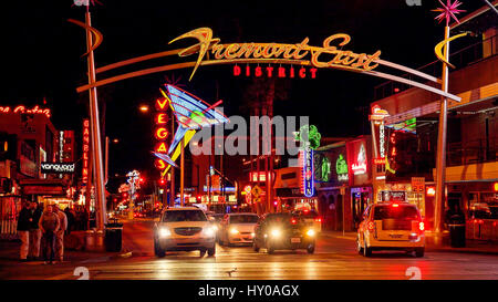 Luci al neon e il traffico al Fremont Street sulla Strip di Las Vegas di Notte Foto Stock