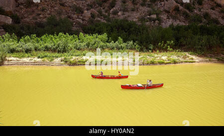 In canoa sul fiume Rio Grande a Santa Elena Canyon nel Parco nazionale di Big Bend, Texas Foto Stock