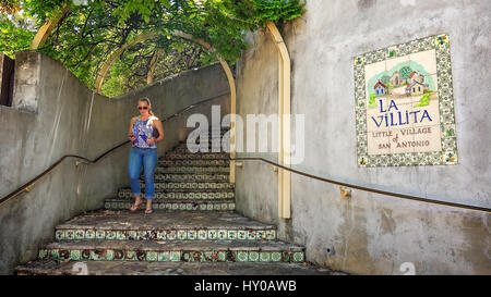 Donna cammina giù i passaggi a La Villita il piccolo villaggio di San Antonio, Texas Foto Stock