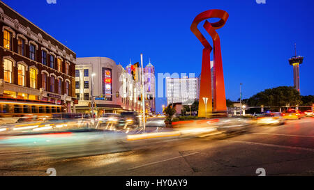 Il centro cittadino di San Antonio, Texas quando scende la notte con la fiaccola della scultura di amicizia e la Torre delle Americhe in background Foto Stock