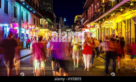 Le persone che si godono la famosa Bourbon Street di notte nel Quartiere Francese di New Orleans, Louisiana Foto Stock