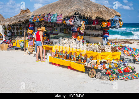 Negozio di souvenir accanto alla strada sulla isola di Cozumel in Messico Foto Stock