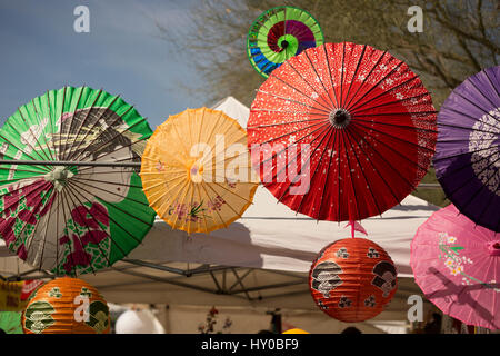 Ombrelloni e lanterne per la vendita in Arizona Matsuri giapponese Fesitval culturale Foto Stock