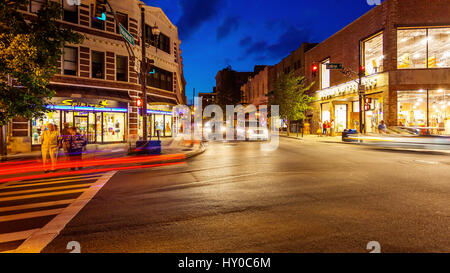 Pedoni e il traffico su una strada trafficata nel centro di Asheville, North Carolina, il timelapse Foto Stock