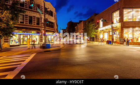 Pedoni e il traffico su una strada trafficata nel centro di Asheville, Carolina del Nord Foto Stock