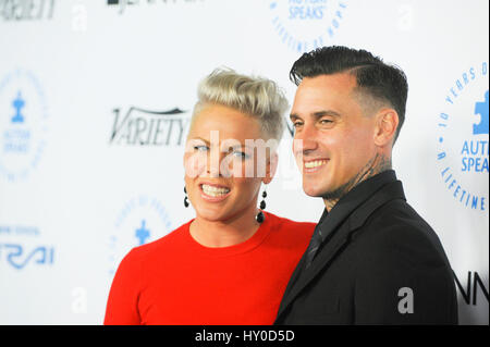 Il cantante Alecia Beth Moore aka rosa e il marito Carey Hart arriva a autismo parla tappeti blu al Barker appendiabiti il 8 ottobre 2015 in Santa Monica, California, Foto Stock