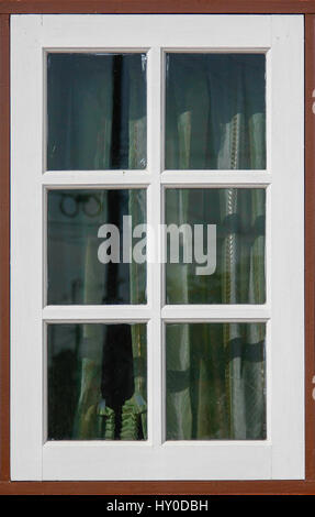 Finestra di legno con bianco e colore brownd Foto Stock