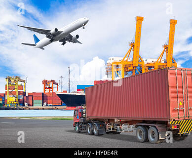 Carrello contenitore da trasporto e cago aereo sopra la porta della nave con gru di lavoro ponte di carico in cantiere per la logistica import export concept Foto Stock