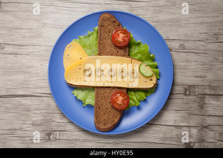 Piano a sandwich realizzata sulla piastra di colore blu e la tabella Foto Stock