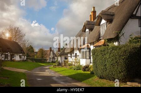 Cottage con il tetto di paglia a Duck Lane, Welford on Avon, Warwickshire, Inghilterra Foto Stock