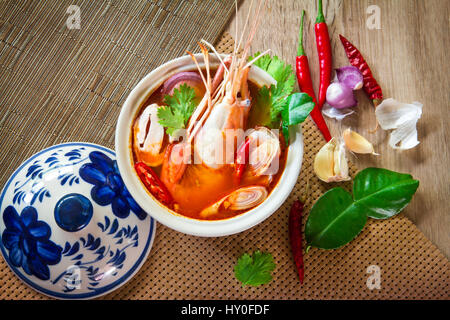 Close up asiatici zuppa piccante con i gamberi in una terrina , famoso cibo tailandese cucina chiamando Tom Yum Kung Foto Stock