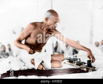 Mahatma Gandhi Spinning, India, Asia, 1940, vecchia immagine del 1900, combattenti indiani per la libertà, Foto Stock
