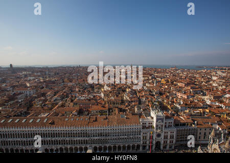 Tetti di Venezia vista da sopra, dal Campanile di Piazza San Marco, Venezia, Italia Europa Foto Stock