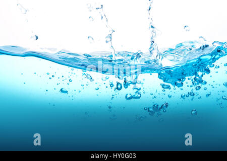 Il Close up blu acqua splash con bolle su sfondo bianco Foto Stock