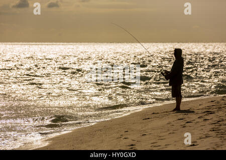 Un pescatore sta pescando sulla spiaggia, Sylt, Germania, Europa Foto Stock