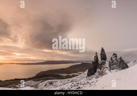 Il vecchio uomo di Storr su un bellissimo inverno di mattina. Foto Stock