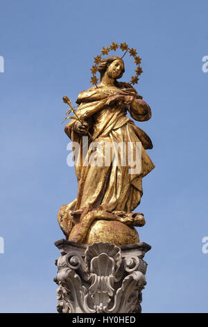 Vergine Maria statua, la colonna della Peste presso la piazza principale della città di Maribor in Slovenia, l'Europa. Storico scultura religiosa Foto Stock