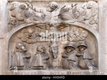 Crocifisso, bassorilievo sulla facciata della Cattedrale di San Giovanni Battista, Slom ek square, Maribor, Slovenia Foto Stock