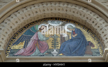 Annunciazione, lunetta sopra la porta di ingresso della chiesa francescana di San. Maria Madre della misericordia a Maribor, Slovenia Foto Stock