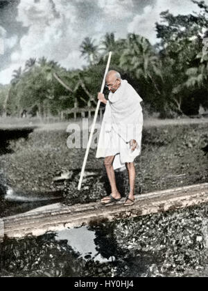 Il Mahatma Gandhi durante la marcia per la pace a noakhali, Bangladesh, India, Asia, 1946 Foto Stock