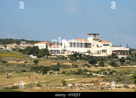 Gli amanti del golf nella distanza giocando al Elea Estates campo da golf in Paphos Cipro del Sud. Foto Stock