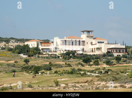 Gli amanti del golf nella distanza giocando al Elea Estates campo da golf in Paphos Cipro del Sud. Foto Stock