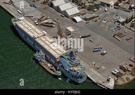 Una vista aerea di esportazione di animali vivi, nave di pecora che è caricata al porto australiano occidentale di Fremantle. Il fiume Swan si svuota nel mare in questo porto. Foto Stock