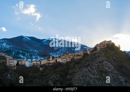 Villalago (Abruzzo, Italia) - Un affascinante piccolo borgo medioevale in provincia di L'Aquila, situato nelle gole del Sagittario, accanto al Lago di Scanno Foto Stock