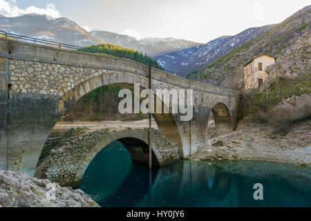 Villalago (Abruzzo, Italia) - Un affascinante piccolo borgo medioevale in provincia di L'Aquila, situato nelle gole del Sagittario, accanto al Lago di Scanno Foto Stock