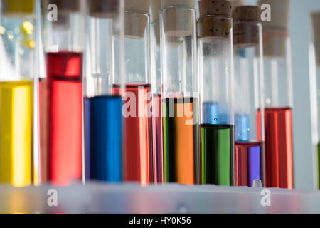 Vista ravvicinata di provette con colorati campioni chimici in laboratorio Foto Stock