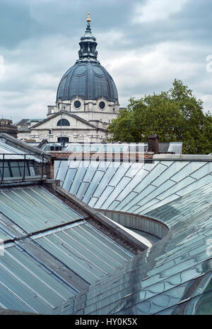 Vista del Brompton oratorio attraverso il nuovo padiglione vetrato che riflette le nuvole del cielo e la cupola e la nuova galleria tetto in vetro presso il Victoria and Albert Museum di Londra Foto Stock