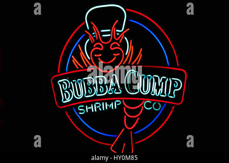 Un segno al neon la pubblicità di Bubba Gump Shrimp Co ristorante a Londra Foto Stock