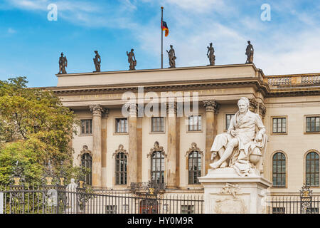 Il Humboldt-Universitaet zu Berlin (HU Berlin) è stata fondata nel 1809. L'edificio tardo barocco fu costruito dal 1748 al 1753, Berlino, Germania, Europa Foto Stock