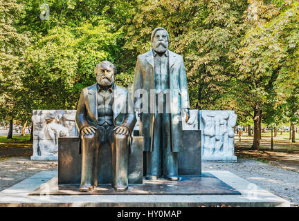 Il monumento a Karl Marx e Friedrich Engels si trova nella Berlino, Germania, Europa Foto Stock