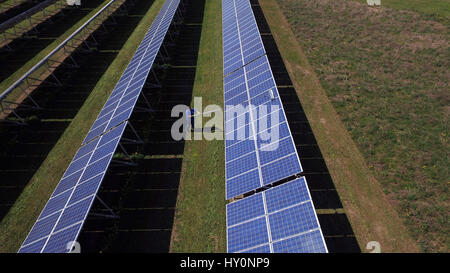 Vista aerea di un impianto fotovoltaico - un campo di pannelli solari nel nord Italia Foto Stock